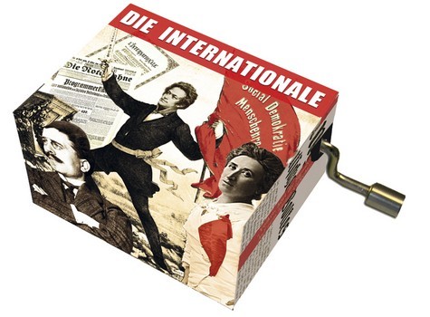 Vorderes Coverbild Spieluhr Die Internationale